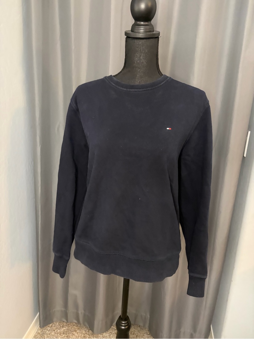 241. Tommy Hilfiger Men’s Navy Crewneck Sweatshirt, Size M